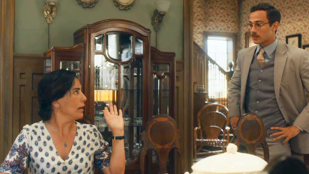 Lola (Gloria Pires) tenta convencer Lola (Gloria Pires) a vender a casa em 'Èramos Seis' — Foto: Globo