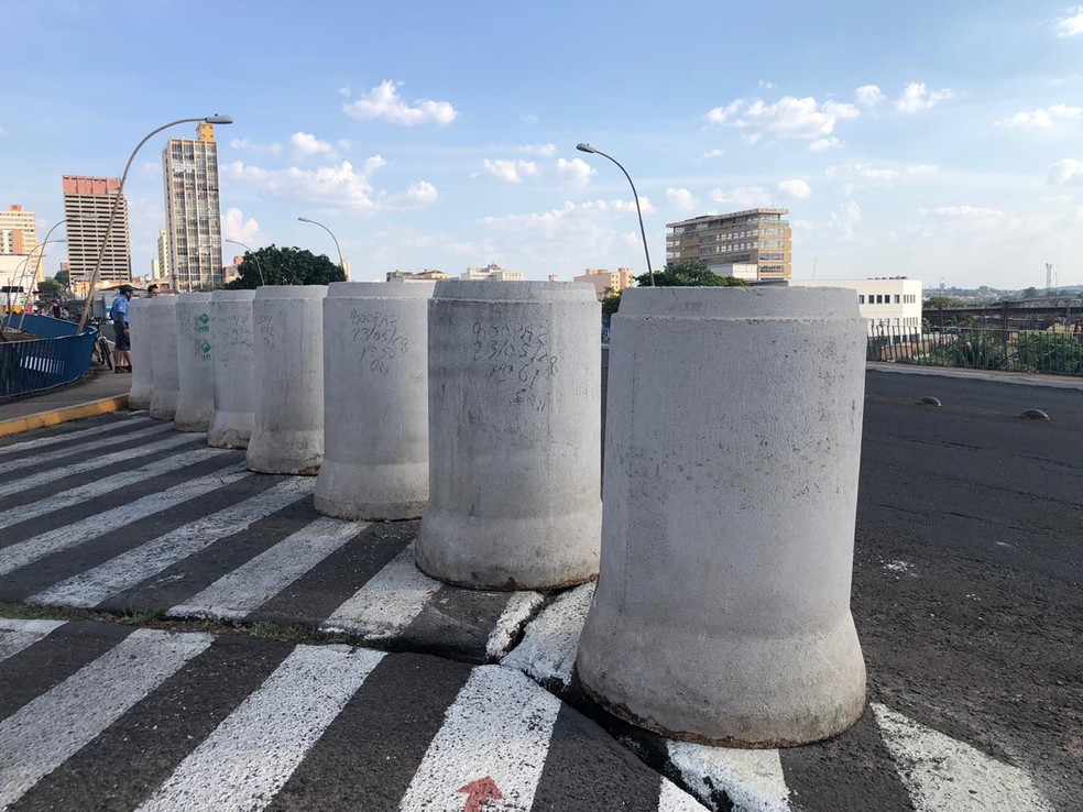 Interdição da alça de acesso com tubos de concreto foi feita em outubro do ano passado — Foto: Giuliano Tamura/TV TEM