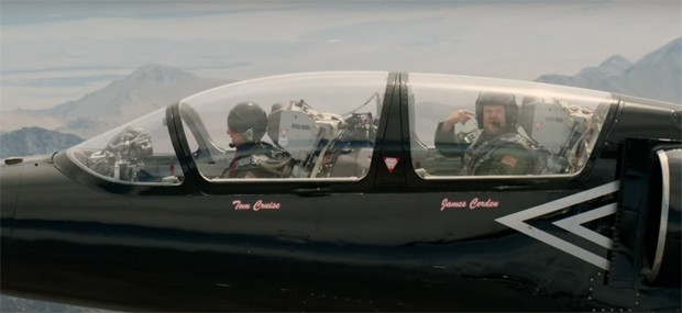 Tom Cruise pilotou um caça com James Corden a bordo (Foto: Reprodução / Youtube)
