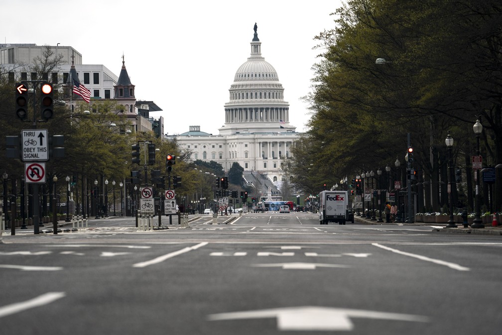 WASHINGTON D.C. - A avenida Pennsylvania é vista quase vazia na manhã desta quarta-feira (1º), em Washington D.C. — Foto: Drew Angerer/Getty Images North America/Getty Images via AFP