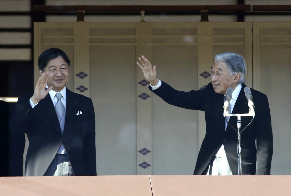 O imperador Akihito (Ã  direita) acena para admiradores durante a apariÃ§Ã£o pÃºblica de Ano Novo, no dia 2 de janeiro. O prÃ­ncipe Naruhito, que aparece Ã  esquerda na foto, assumiu o trono no dia 1Âº de maio, dando inÃ­cio Ã  nova era imperial - a Reiwa. â?? Foto: Eugene Hoshiko/AP