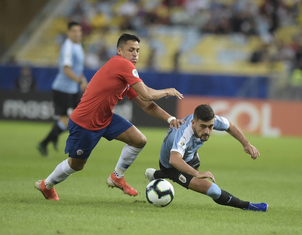 Arrascaeta foi o jogador mais caçado no Chile x Uruguai — Foto: André Durão