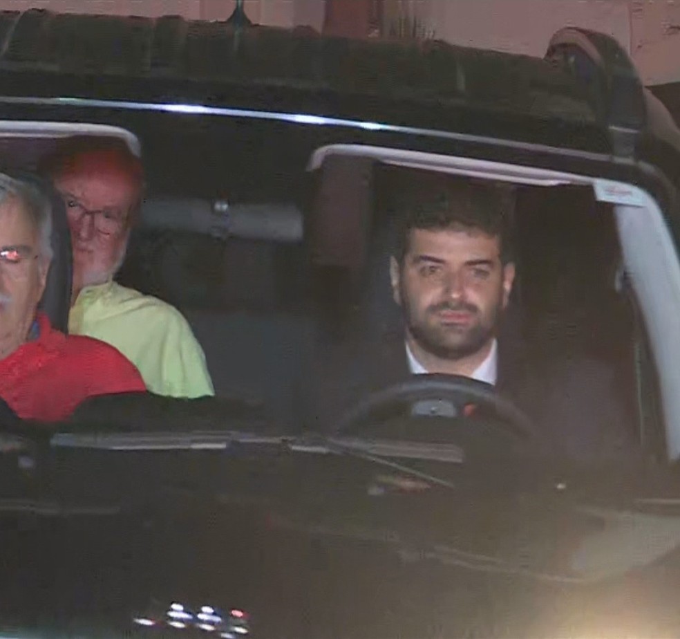 Eduardo Azeredo (de camisa amarela) sai da prisão após decisão judicial. — Foto: Reprodução/TV Globo