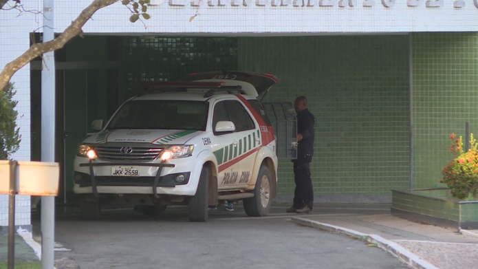 Carro da Polícia Civil chegando ao Departamento de Polícia Especializada (DPE) (Foto: TV Globo/Reprodução)