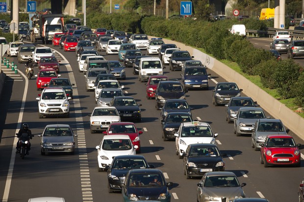 A QUANTIDADE DE CARROS PODE SER ASSUSTADORA PARA QUEM TEM MEDO DE DIRIGIR (FOTO: DENIS DOYLE/GETTY IMAGES NEWS)