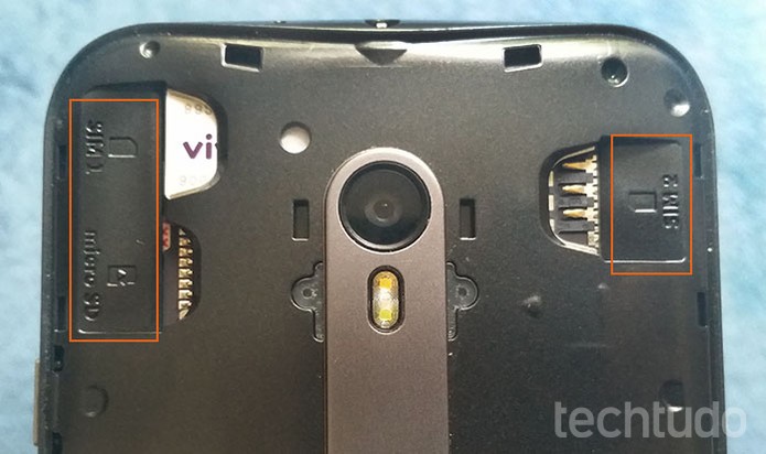 Confira o posicionamento das entradas para chips SIM e microSD (Foto: Barbara Mannara/TechTudo)