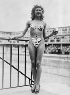 A dançarina Micheline Bernardini, primeira mulher a usar o biquíni do jeito que conhecemos em 1946