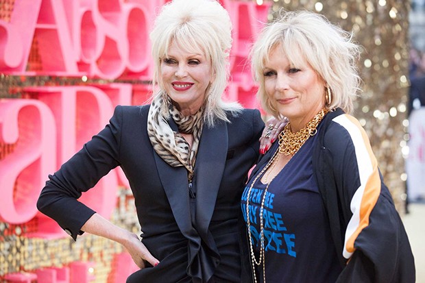 Joanna Lumley and Jennifer Saunders on the red carpet at the London Ab Fab premiere (Foto: 20th Century Fox)
