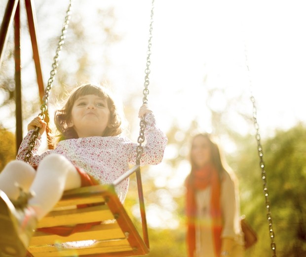 playground_balanca_parquinho_menina_crianaa_mae_brincar (Foto: thinkstock)