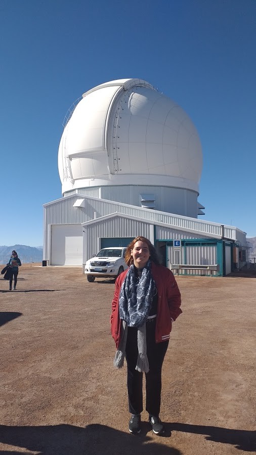 Aa astrônoma Ana Posses no telescópio SOAR (Southern Astrophysical Research), no Chile (Foto: Arquivo pessoal)