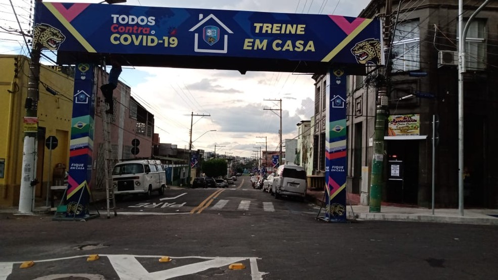3B aderiu à campanha e colocou placas na entrada da rua de seu CT — Foto: Divulgação/3B