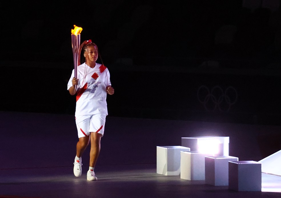 Naomi Osaka carrega tocha olímpica em Tóquio — Foto: REUTERS/Lucy Nicholson
