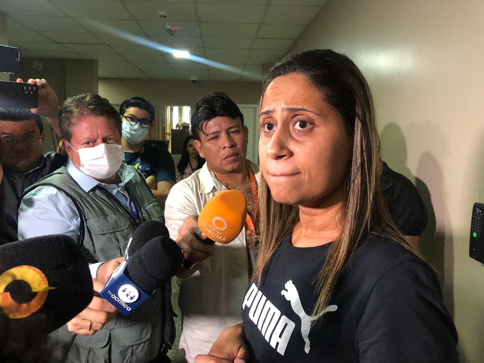 Ex-mulher de paraquedista desaparecido chega a Manaus para acompanhar as buscas.  — Foto: Matheus Castro/g1