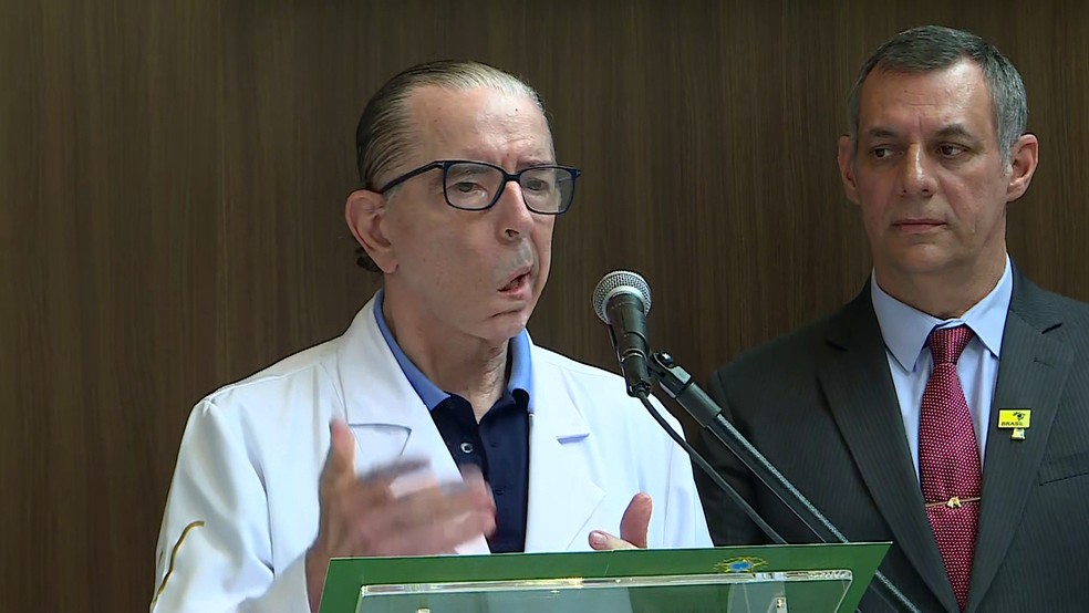 O médico Antônio Macedo e o porta-voz Rêgo Barros falam sobre a situação clínica de Jair Bolsonaro — Foto: GloboNews/Reprodução