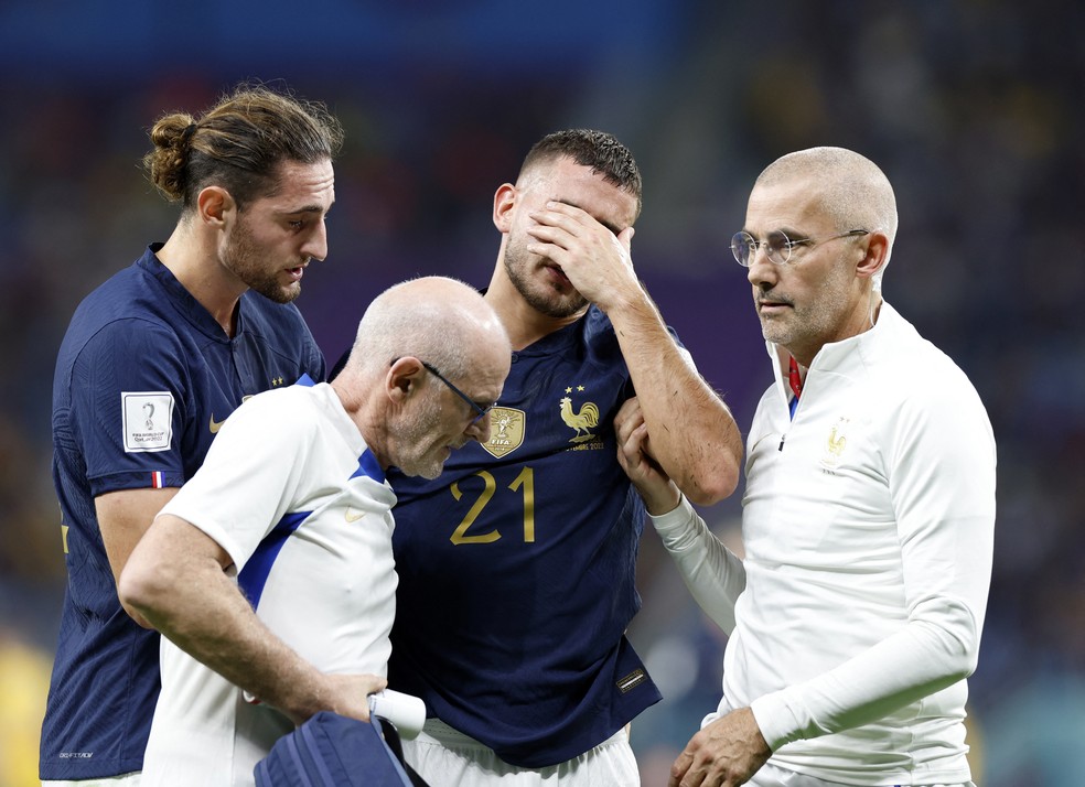 Lucas Hernandez deixa gramado chorando durante França x Austrália — Foto: REUTERS