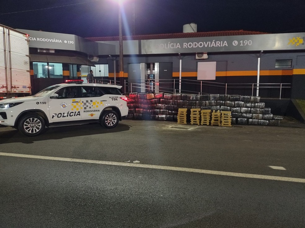 Mais de duas toneladas de maconha são apreendidas em rodovia de Ourinhos — Foto: Divulgação