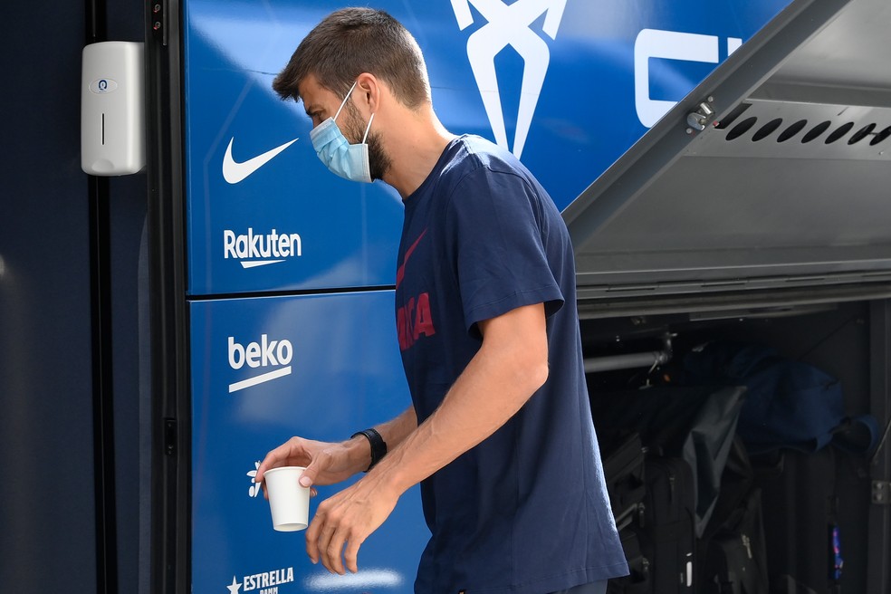 Piqué embarca no ônibus do Barcelona, na saída de Lisboa — Foto: AFP