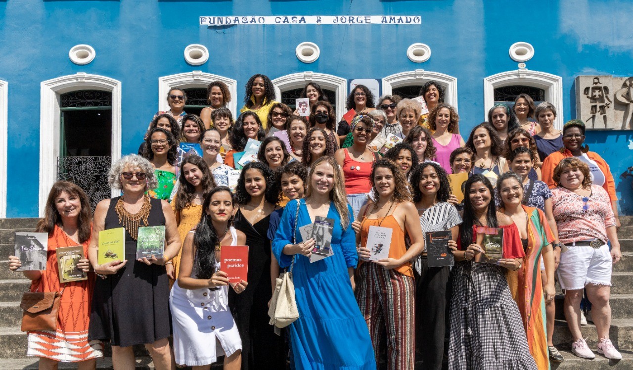 Escritoras de Salvador, em frente à Fundação Casa de Jorge Amado — Foto: Ticiana Landeiro/Divulgação