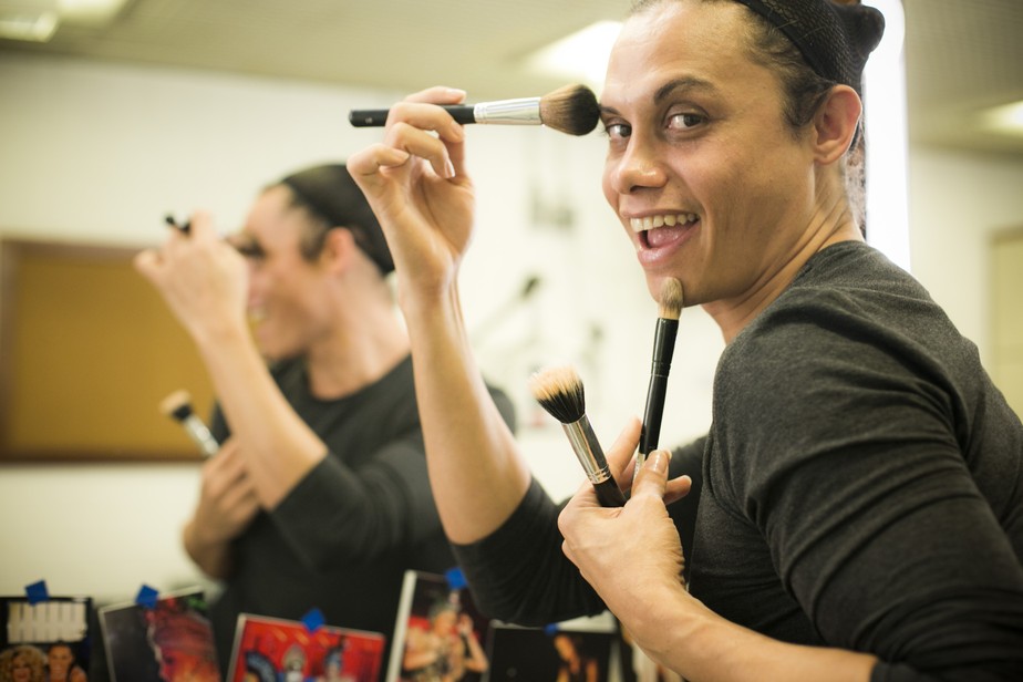 Silvero Pereira ensina passo a passo de maquiagem feminina e fala sobre a arte transformista