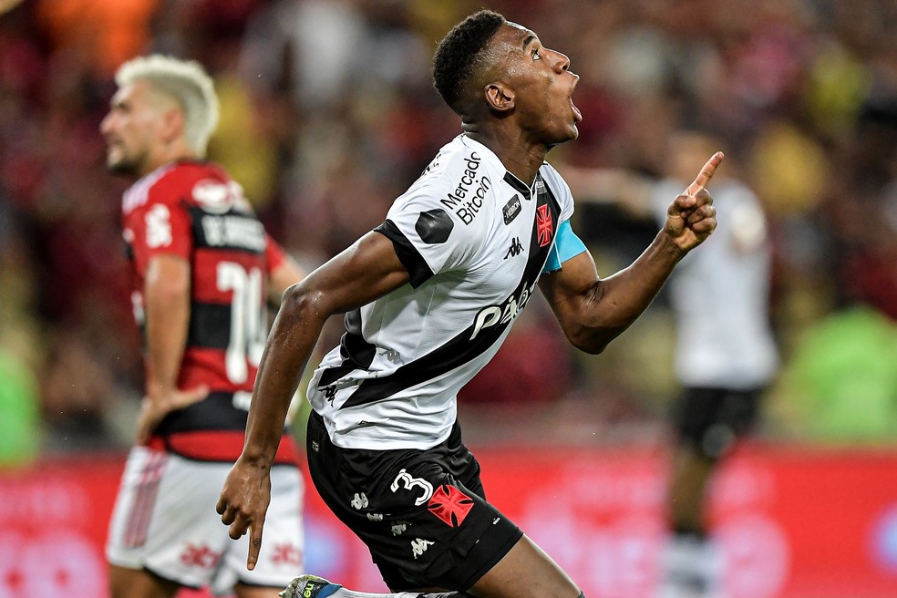 Léo, zagueiro do Vasco, comemora gol contra o Flamengo que acabou sendo anulado — Foto: Thiago Ribeiro/AGIF