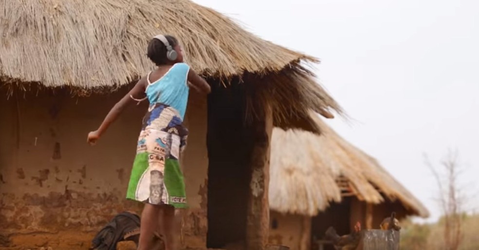 Menina da vila de Mugurameno dança ao ouvir Jorge Ben Jor — Foto: Projeto Evoé