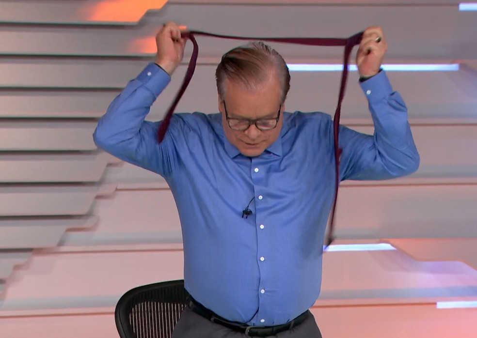 Chico Pinheiro tirando a gravata durante o Mais Você — Foto: TV Globo
