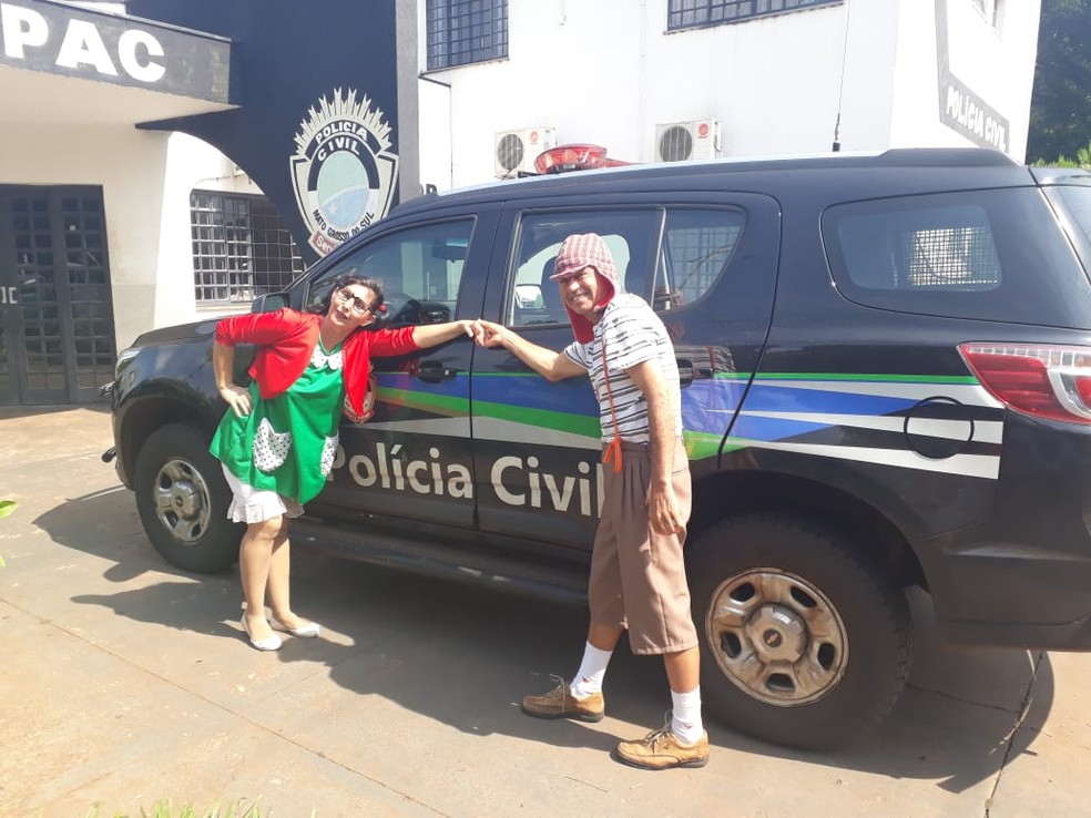 Policiais civis em ação com crianças carentes de Campo Grande — Foto: Polícia Civil/Divulgação