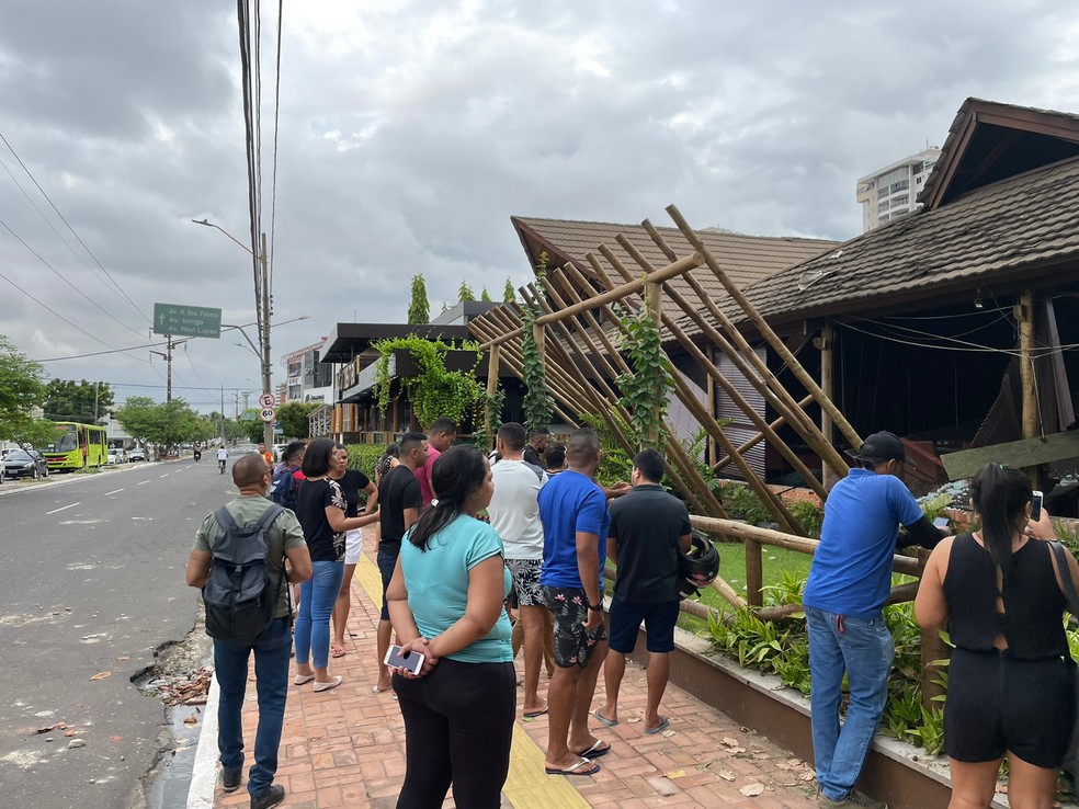Explosão em restaurante na Zona Leste de Teresina afetou lojas e residências próximas  — Foto: g1pi