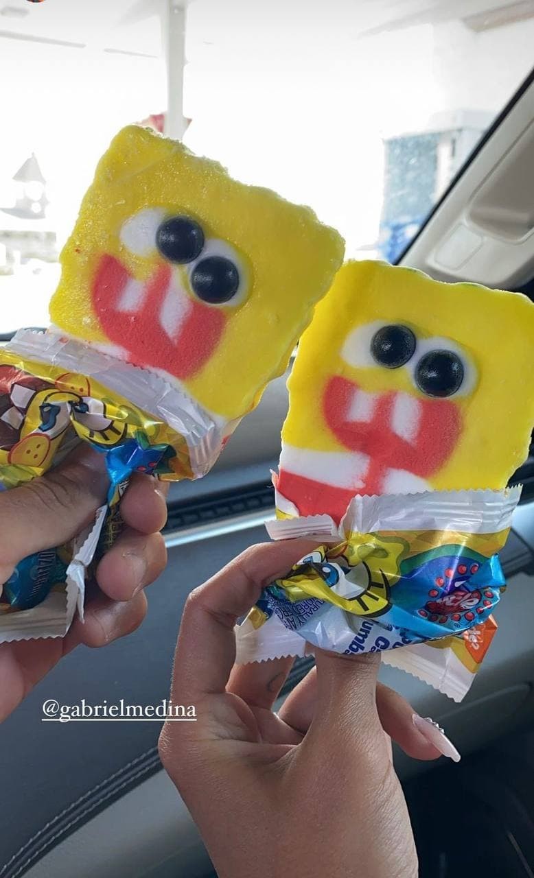 Gabriel Medina e Yasmin Brunet mostram sorvete do Bob Sponja (Foto: Reprodução / Instagram)