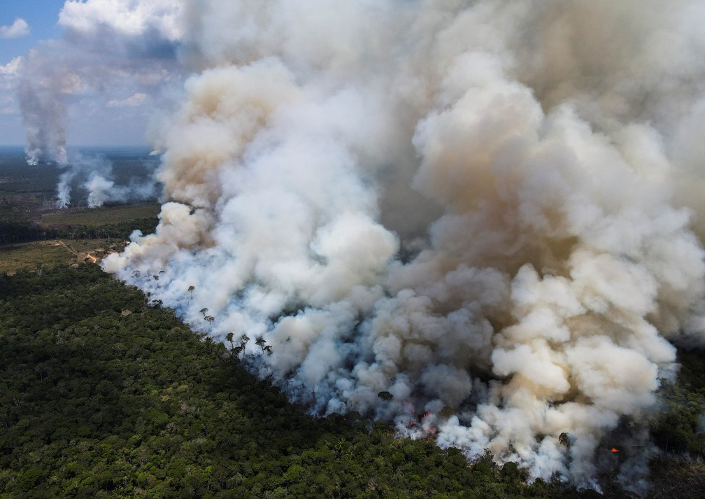 Foto mostra fumaça subindo em meio à vegetação perto da Transamazônica, em Humaitá (AM), no dia 8 de setembro. — Foto: Bruno Kelly/Reuters