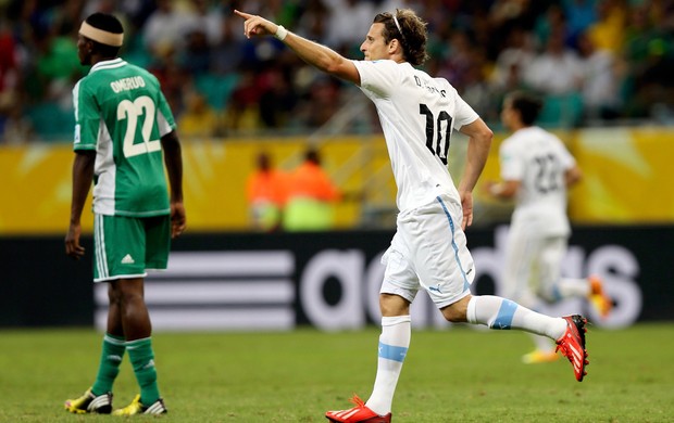 Forlan gol Uruguai x Nigéria (Foto: Reuters)