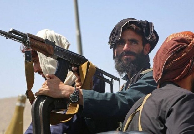 BBC- Com a retirada de tropas americanas e internacionais em junho, o Talebã rapidamente tomou o Afeganistão, fazendo milhares de pessoas deixaram suas casas, incluindo o presidente, que fugiu do país (Foto: Getty Images via BBC)