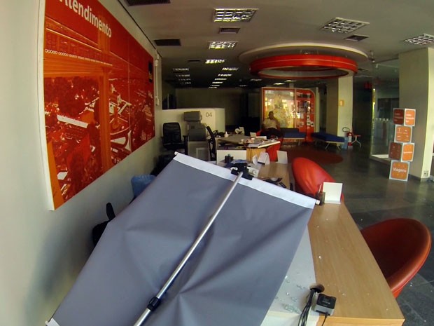 Agência do Banco Itaú é arrombada em Salvador (Foto: Imagens/TV Bahia)