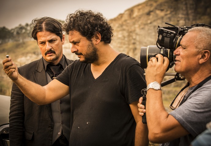 O diretor Gustavo Fernandez é fotografado nos bastidores ao lado de Marcelo Serrado (Foto: Inácio Moraes/ Gshow)