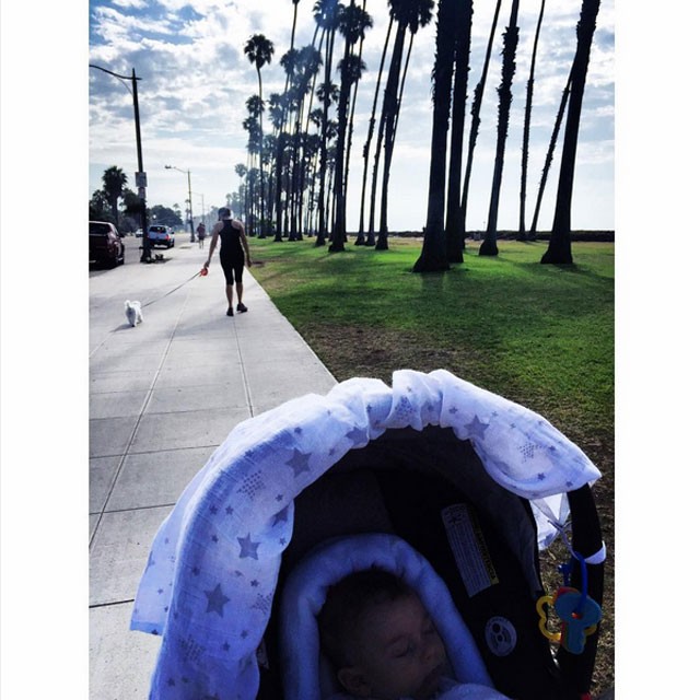Lucca dando um passeio enquanto Fernanda Machado fotografa (Foto: Reprodução - Instagram)