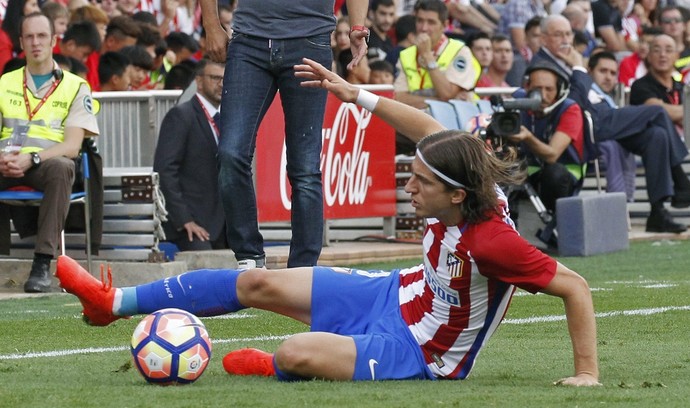 Filipe Luís em ação na vitória do Atlético de Madrid sobre o Gijón (Foto: EFE)