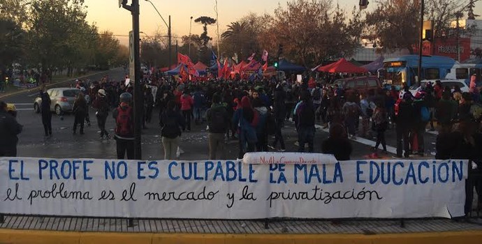 Faixa condena condição de trabalho dos professores no Chile (Foto: Marcelo Hazan)