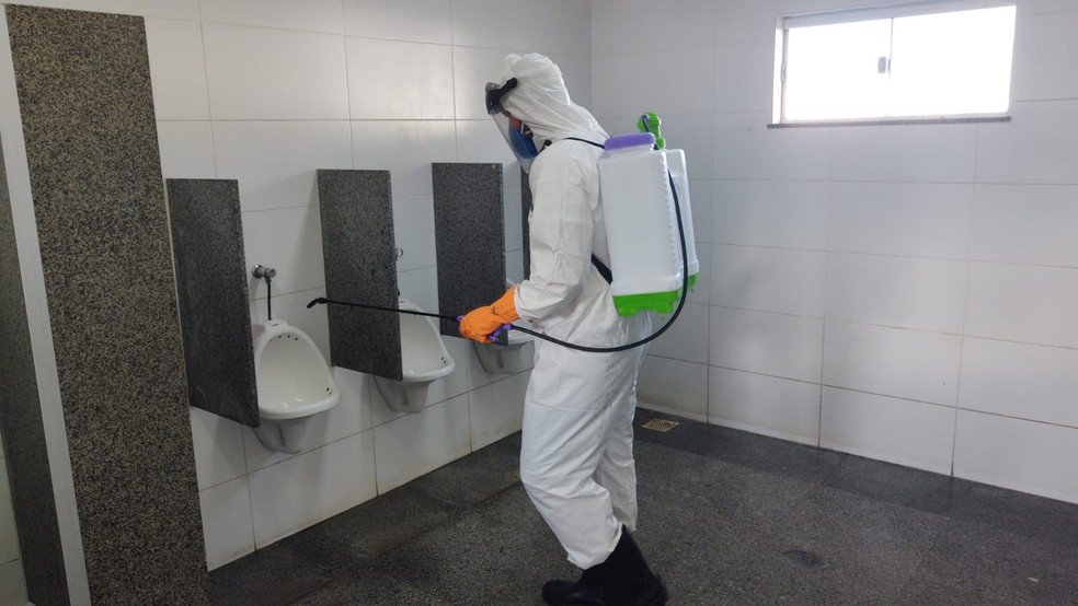 Operação de limpeza em terminais do ferry boat, em Salvador, durante a pandemia do coronavírus  — Foto: Divulgação/Internacional Travessias