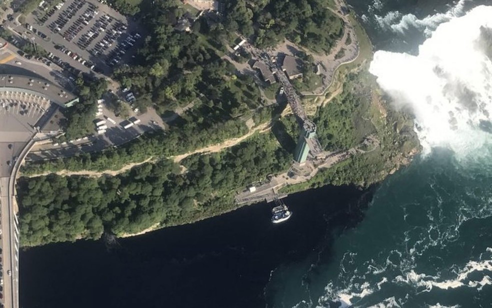 A mancha negra permaneceu na água durante boa parte do sábado (Foto: Rainbow Air Inc)