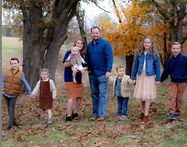 Josh Duggar e a esposa Anna com os seis filhos (Foto: Instagram)