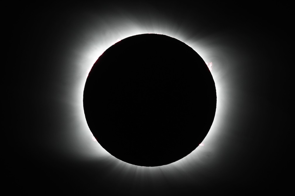 Foto mostra Sol totalmente encoberto pela Lua na Argentina durante eclipse solar total nesta segunda-feira (14). — Foto: Natacha Pisarenko/AP