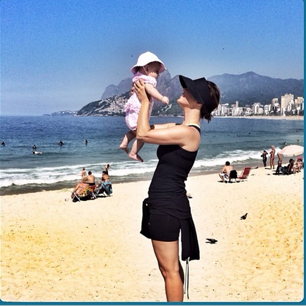 Guilhermina brinca com a filha (Foto: Reprodução/Instagram)