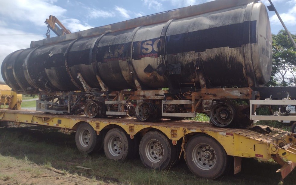 Caminh&atilde;o-tanque que pegou fogo &eacute; retirado de rodovia na Bahia &mdash; Foto: Divulga&ccedil;&atilde;o/ViaBahia