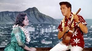 Elvis Presley em cena do filme 'Feitiço havaiano', um dos longas que ele gravou no Havaí — Foto: Reprodução