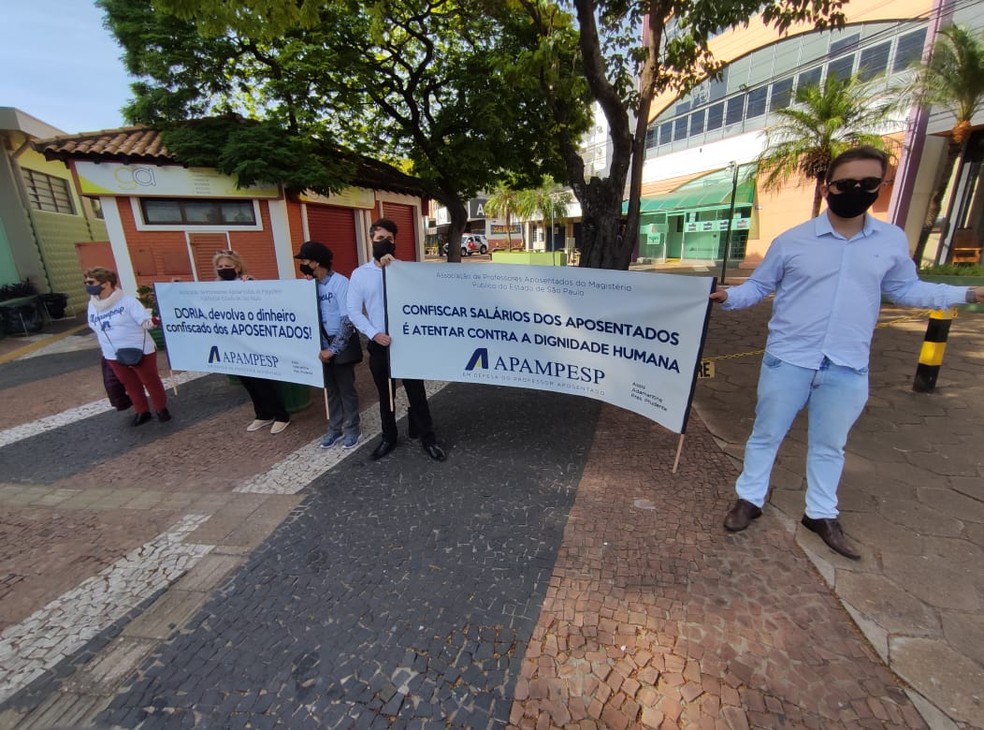 Grupo realizou protesto pacífico contra Doria em Presidente Prudente — Foto: Murilo Zara/TV Fronteira