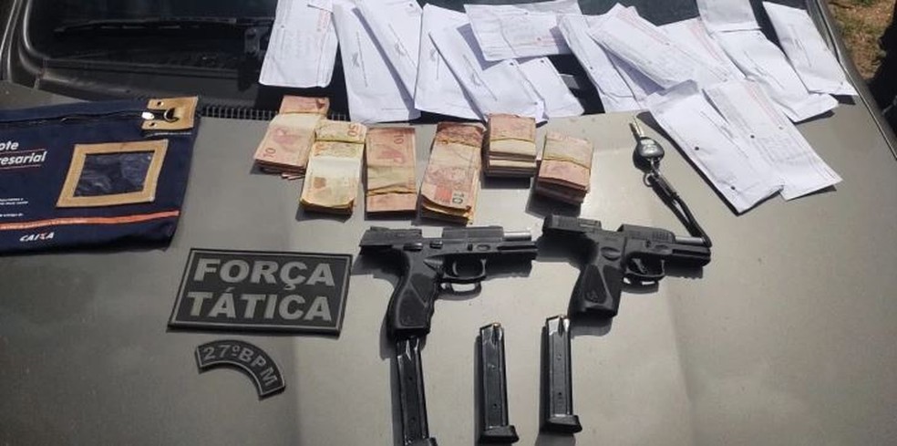 Policiais apreenderam com o trio armas e o dinheiro roubado — Foto: Divulgação/Polícia Civil