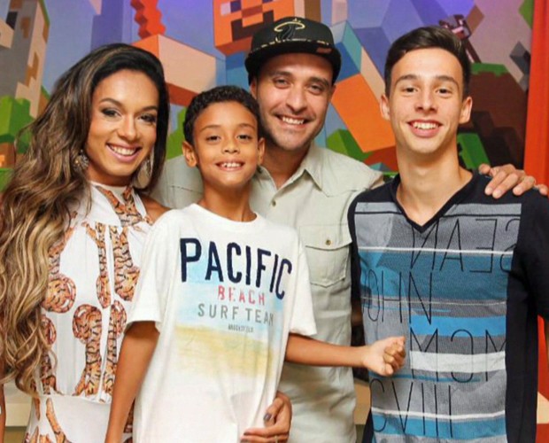 Diogo Nogueira reunido com a família (Foto: Mais Você/TV Globo)