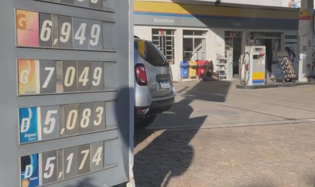 Preço do litro da gasolina em setembro passa dos R$ 7 em postos de combustíveis no Rio Grande do Sul — Foto: Reprodução/RBS
