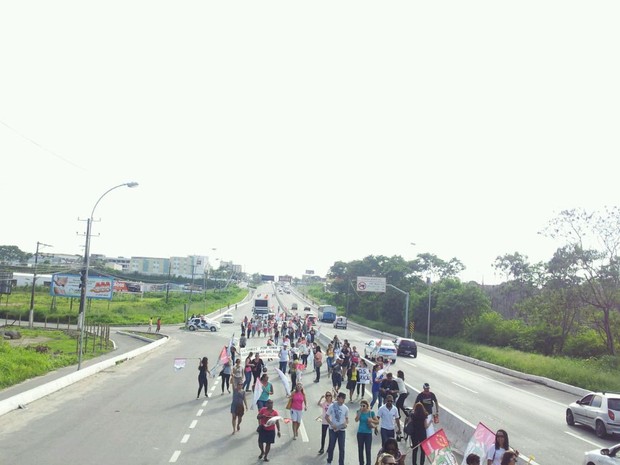 Manifestantes caminharam em direção a Ufes, em Vitória (Foto: Viviane Machado/ G1)