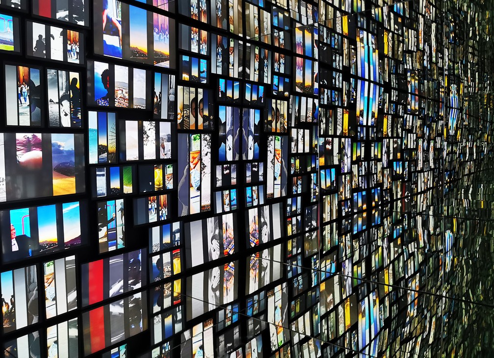 “Museum of Me” (RJ) e a projeção das fotos do seu Instagram em um cubo de 5m2